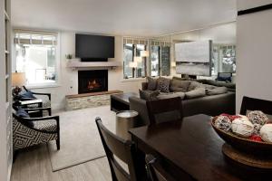 een woonkamer met een bank en een open haard bij Tamarack Townhome # 29 in Snowmass Village