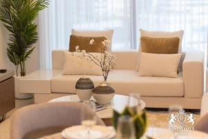 Westminster Boulevard Point في دبي: غرفة معيشة مع أريكة وطاولة