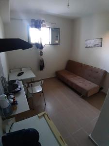 una sala de estar con un sofá y una mesa en Zakynthos Gold House - Appartments, en Tragaki