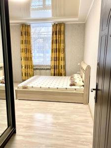 Katil atau katil-katil dalam bilik di Apartment studio-СВІТЛО ЦІЛОДОБОВО-біля вокзалу-недалеко від центру
