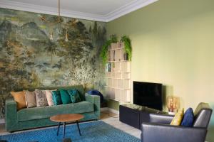 ein Wohnzimmer mit einem Sofa und einem TV in der Unterkunft Casa Cosi - Casanova 3 in Barcelona