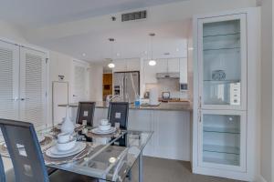 Een keuken of kitchenette bij 2 Bedroom Fully Furnished Apartment in Downtown Washington apts