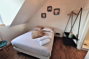 um quarto com uma cama com toalhas em L'amiral n4 T2 dernier étage ByLocly em Lorient
