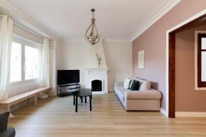 sala de estar con sofá y chimenea en Casa Cosi - Casanova 6 en Barcelona