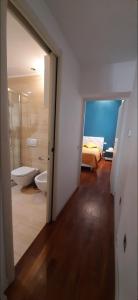 Camera con bagno dotato di vasca e letto. di Cittadella22 a Firenze