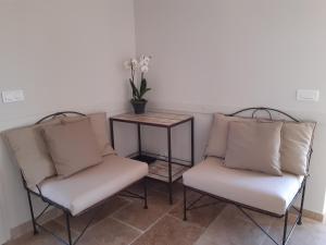 two chairs and a table with a plant on it at le bastidon in Villars +32 photos