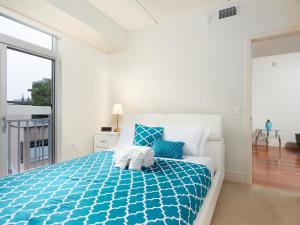 Postel nebo postele na pokoji v ubytování 2BR Fully Furnished Apartment in downtown - Great location apts