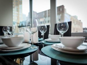 - une table avec des assiettes et des verres à vin dans l'établissement 2BR Fully Furnished Apartment in downtown - Great location apts, à Philadelphie