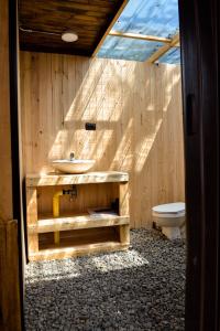 ein Bad mit einem Waschbecken und einem WC in der Unterkunft GLAMPING LA CIMA NEUSA in Casablanca