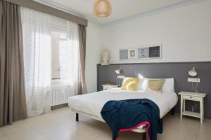 Un dormitorio con una cama grande y una ventana en Casa Cosi - Casanova 4, en Barcelona