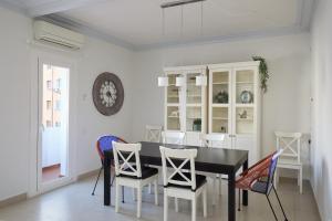 ein Esszimmer mit einem schwarzen Tisch und Stühlen in der Unterkunft Casa Cosi - Casanova 4 in Barcelona
