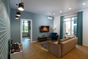 Телевизор и/или развлекательный центр в Bohemia Apartment at Italian Boulevard