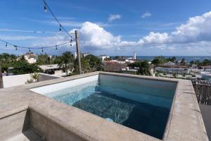 莫雷洛斯港Hostal Cuca Macuca的屋顶上的游泳池