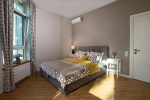 Кровать или кровати в номере Bohemia Apartment at Italian Boulevard