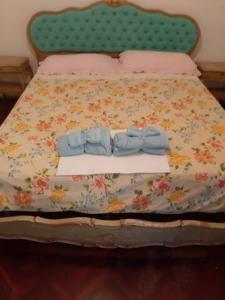 バーリにあるZona fiera Stanze in appartamento condivisoの青い弓2本の人形ベッド