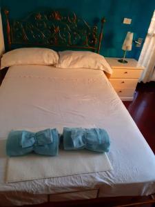 バーリにあるZona fiera Stanze in appartamento condivisoの下着2組と弓ネクタイのベッド
