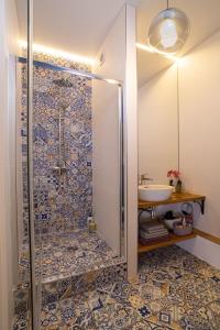 Ванная комната в Bohemia Apartment at Italian Boulevard +25 фотографий