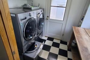 una lavadora y secadora en una cocina con suelo a cuadros en House, walking distance from Universal Studios, en Los Ángeles