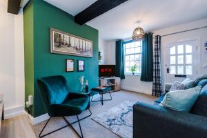 a living room with a green wall at Charming 1-bed house in Chester by 53 Degrees Property, Ideal for Couples & Business, Amazing Location - Sleeps 4 in Chester