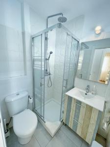 Un baño con ducha, inodoro y lavabo. en Apartamento Soho centro malaga, en Málaga