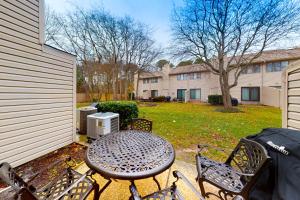 Κήπος έξω από το Sea Pines -- 26 Sea Pines Village