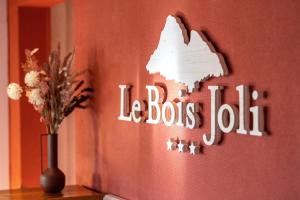 a wall with a sign that reads la bus bill at Hotel Le Bois Joli in Bernex