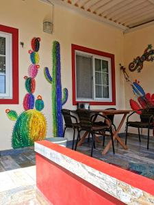 a patio with colorful decorations on the wall at Casa India Dormida in Valle de Anton