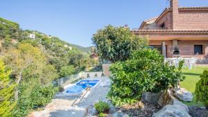 une vue extérieure d'une maison avec piscine dans l'établissement 2Pon01 - Lloret de Mar, à Lloret de Mar