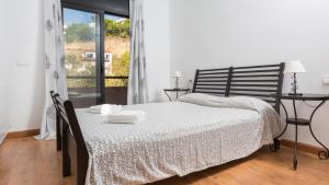 une chambre avec un lit avec une table et une fenêtre dans l'établissement 2Pon01 - Lloret de Mar, à Lloret de Mar