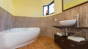 une salle de bain avec une baignoire blanche et un lavabo dans l'établissement 2Pon01 - Lloret de Mar, à Lloret de Mar 20 autres photos