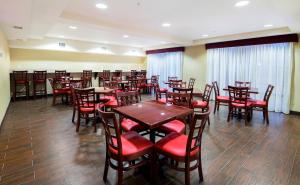 Restaurace v ubytování Red Roof Inn PLUS+ & Suites Malone