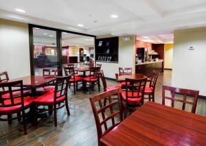 Posezení v ubytování Red Roof Inn PLUS+ & Suites Malone