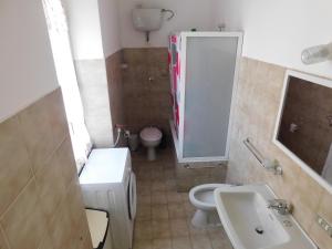 a small bathroom with a toilet and a sink at La casa di Mascia in Roccasecca