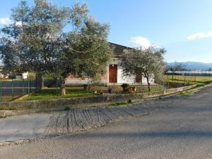 a house on the side of a road at La casa di Mascia in Roccasecca