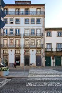 un edificio con balcones al lado de una calle en BOUTIQUE Rentals-Kinga’s Ribeira River great views, en Oporto