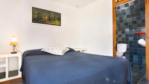 Un dormitorio con una cama azul en una habitación. en 1Rosam01 Llafranc, en Llafranc 22 fotos más