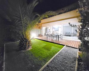 Casa con patio trasero y mesa de comedor en Bandol - Résidence Premium jardin, piscine et garage, en Bandol