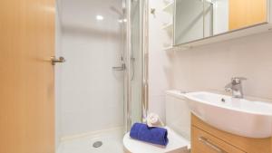 een badkamer met douche, wastafel en toilet bij Apartment Sta Rosa1 - Llafranc in Llafranc +20 foto's