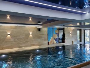 een zwembad in een huis met een stenen muur bij Mountain Lux Zoned in Kopaonik