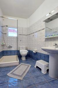 Un baño con inodoro, lavabo y ducha. en Myrto Apartments, en Agia Efimia 66 fotos más
