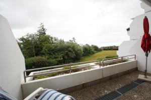 ヴィーク・アウフ・フェールにあるHaus Halligblick Whg 17の野原の景色を望む家のバルコニー