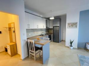 una cocina con isla en medio de una habitación en Divjaka Apartments 3 - City Center, en Divjakë