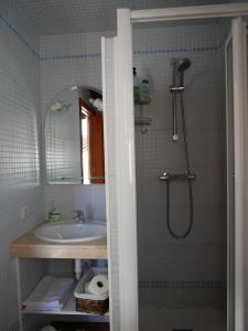a bathroom with a shower and a sink at La Casilla: casa con piscina en centro histórico in Úbeda +13 photos