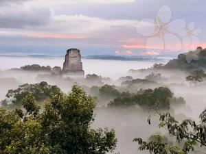 une vue brumeuse de la pyramide des iodots dans la jungle avec vue dans l'établissement AMiNA Inn, à Flores