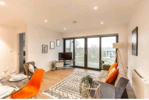sala de estar con sofá y mesa en B90 Contractor & Family Stays Near NEC BHM Airport en Hockley Heath