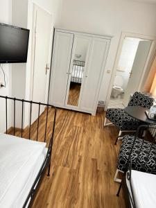 Cette chambre comprend un lit, une table et des chaises. dans l'établissement Landhotel "Wettin", à Neuhermsdorf