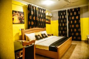 1 dormitorio con 1 cama en una habitación amarilla en Homey Lodge en Kumasi