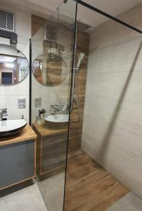 a bathroom with two sinks and a shower at Apartament LuxLoft in Piechowice
