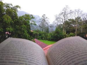 un libro abierto sentado en la azotea en Hospedaje Amanecer, en Turrialba