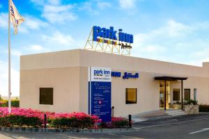 ドゥクムにあるPark Inn by Radisson Hotel and Residence Duqmの上に看板がある建物